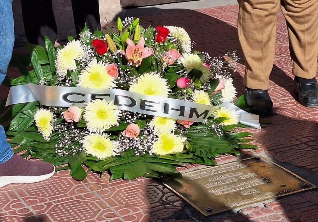 Activistas colocaron una ofrenda floral en la puerta de Palacio de Gobierno de Chihuahua, donde fue asesinada Marisela Escobedo en 2010. Foto La Jornada