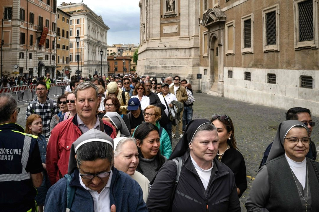 La gente hace fila para visitar la Basílica de Santa María la Mayor, donde se encuentra la tumba del papa Francisco, el primer día de su apertura al público en Roma, el 27 de abril de 2025. Foto 