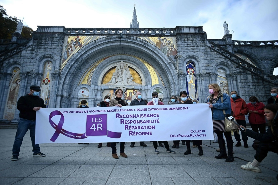 Protesta contra los abusos sexuales en la explanada de la basílica de Notre-Dame-du-Rosaire , en Lourdes, suroeste de Francia, el 6 de noviembre de 2021. Foto Afp