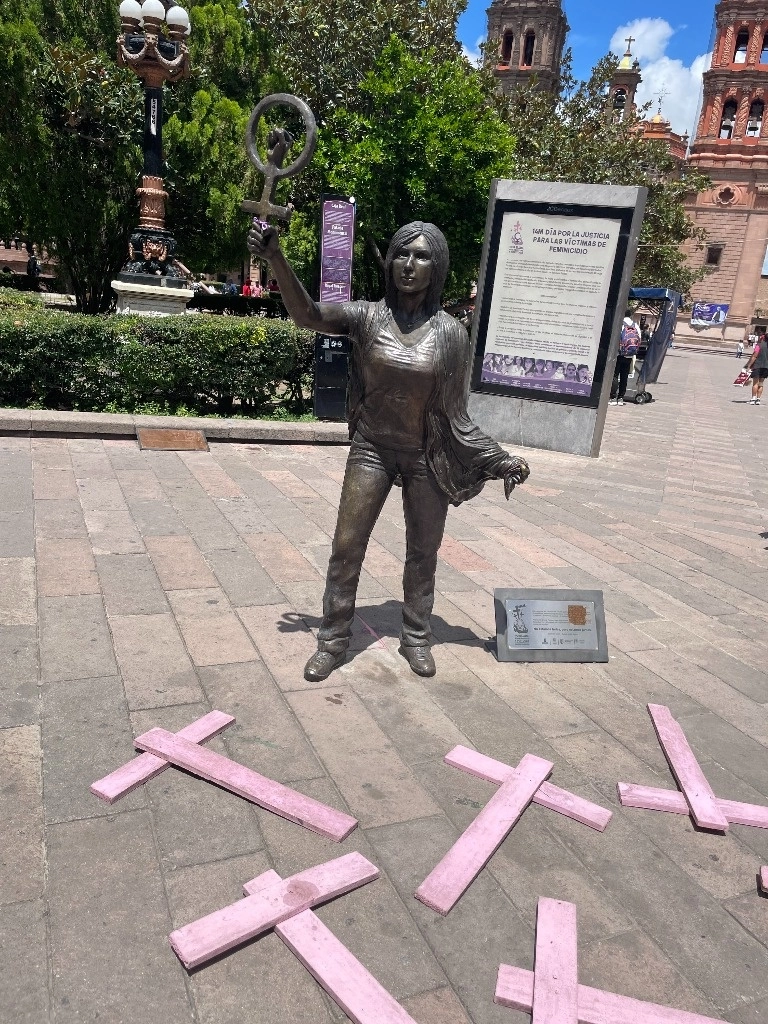 La colectiva 'We R Women On Fire' exhibió en la Plaza de Armas, centro histórico de la ciudad de San Luis Potosí un tendedero con casos de feminicidios a nivel nacional en conmemoración del 25 de noviembre. Foto La Jornada