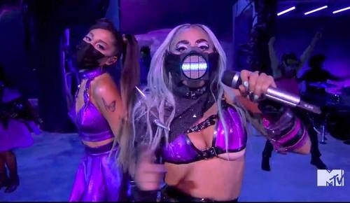Presentación de Ariana Grande (izquierda) y Lady Gaga cantando su éxito 'Rain On Me'. Foto Ap