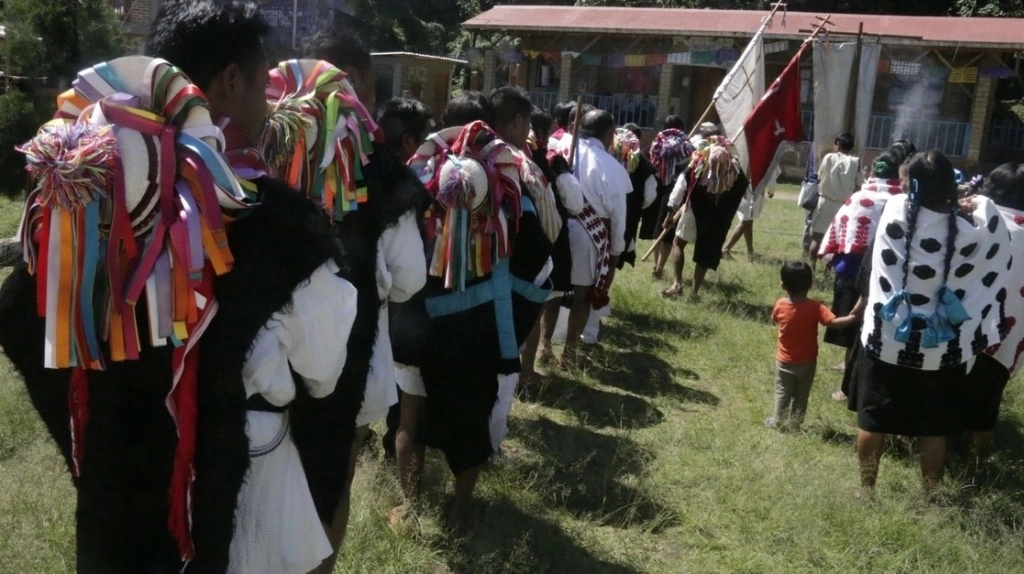 Como cada 22 de diciembre desde que sucedió la masacre, cientos de personas acudieron este domingo a Acteal para recordar con una misa a las 45 víctimas. Foto tomada del Twitter de @AbejasDeActeal / Archivo