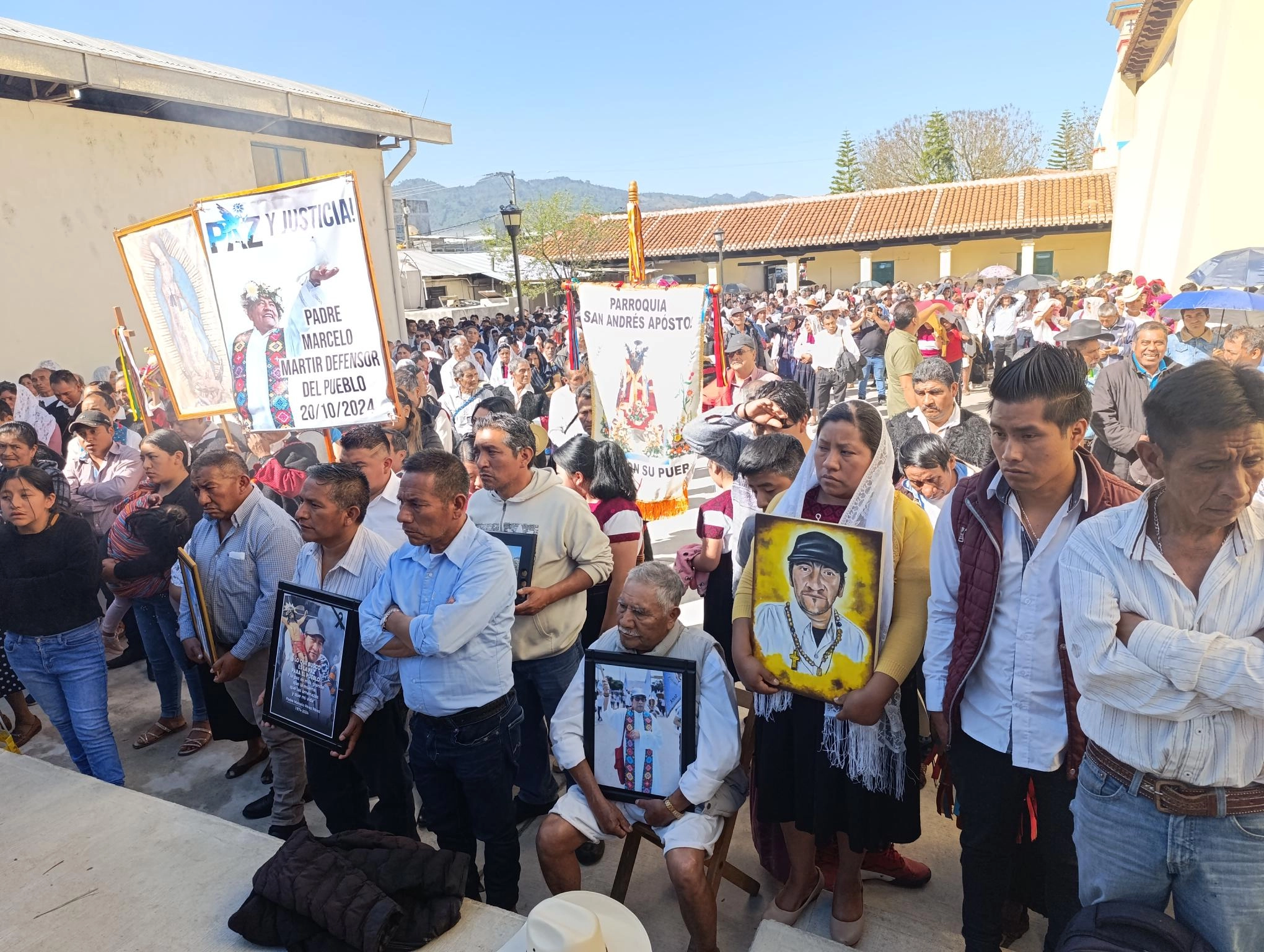Decenas de personas asistieron a la misa en memoria del padre Marcelo Pérez Pérez. Foto
