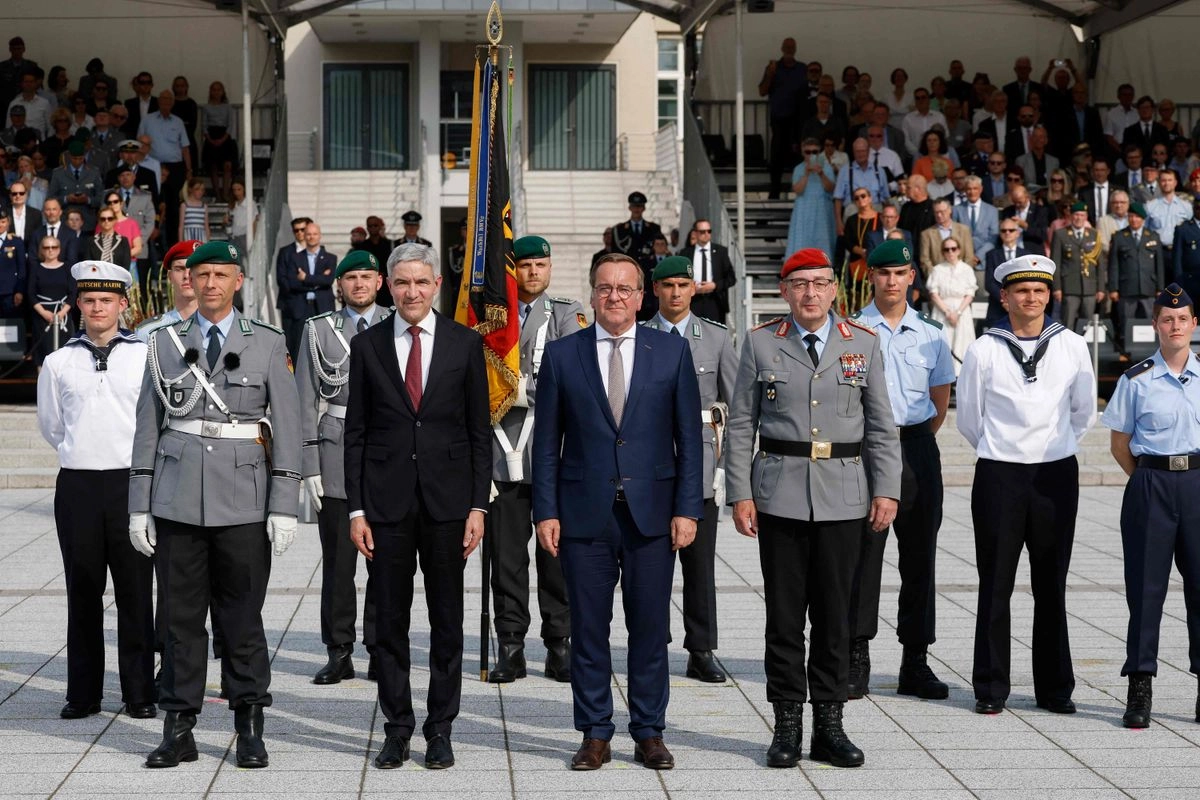 El inspector general de las Fuerzas Armadas Alemanas (Bundeswehr), Carsten Breuer; el ministro de Defensa, Boris Pistorius; y el Presidente del Tribunal Constitucional Federal, Stephan Harbarth, durante la conmemoración del 81 aniversario del atentado contra el dictador nazi Adolfo Hitler, ocurrido el 20 de julio de 1944. Foto 