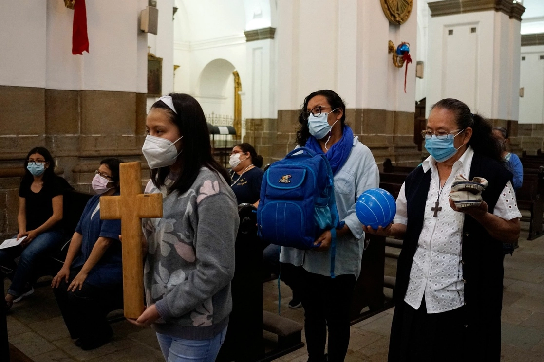 La misa en honor de los migrantes que perdieron la vida en un accidente en Chiapas se realizó en la Catedral Metropolitana de la Ciudad de Guatemala. Foto Afp