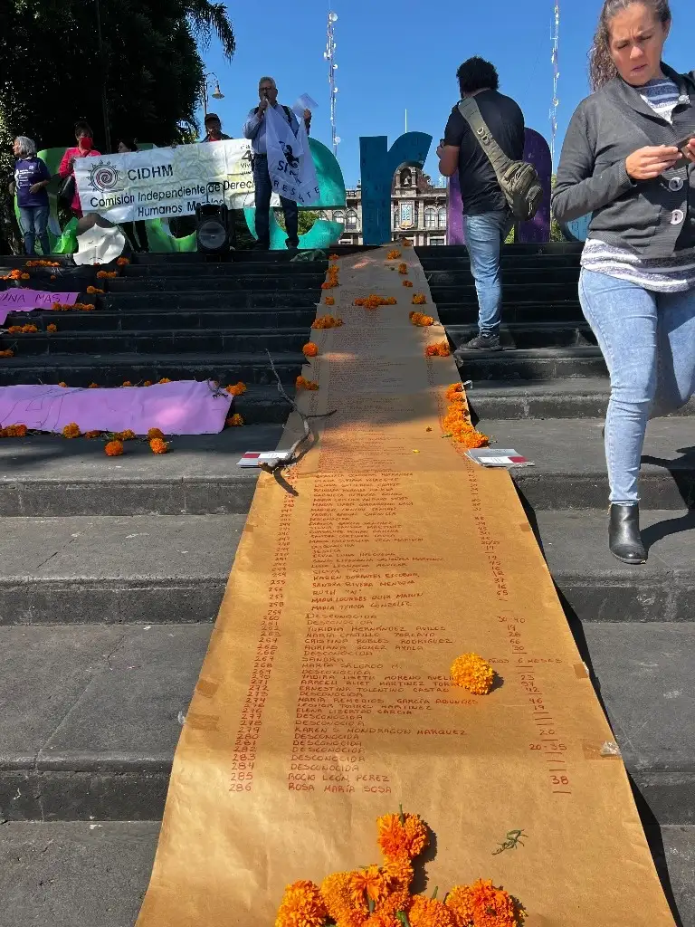En Cuernavaca, recordaron a las víctimas de feminicidio con una ofrenda y una manifestación. Foto Rubicela Morelos