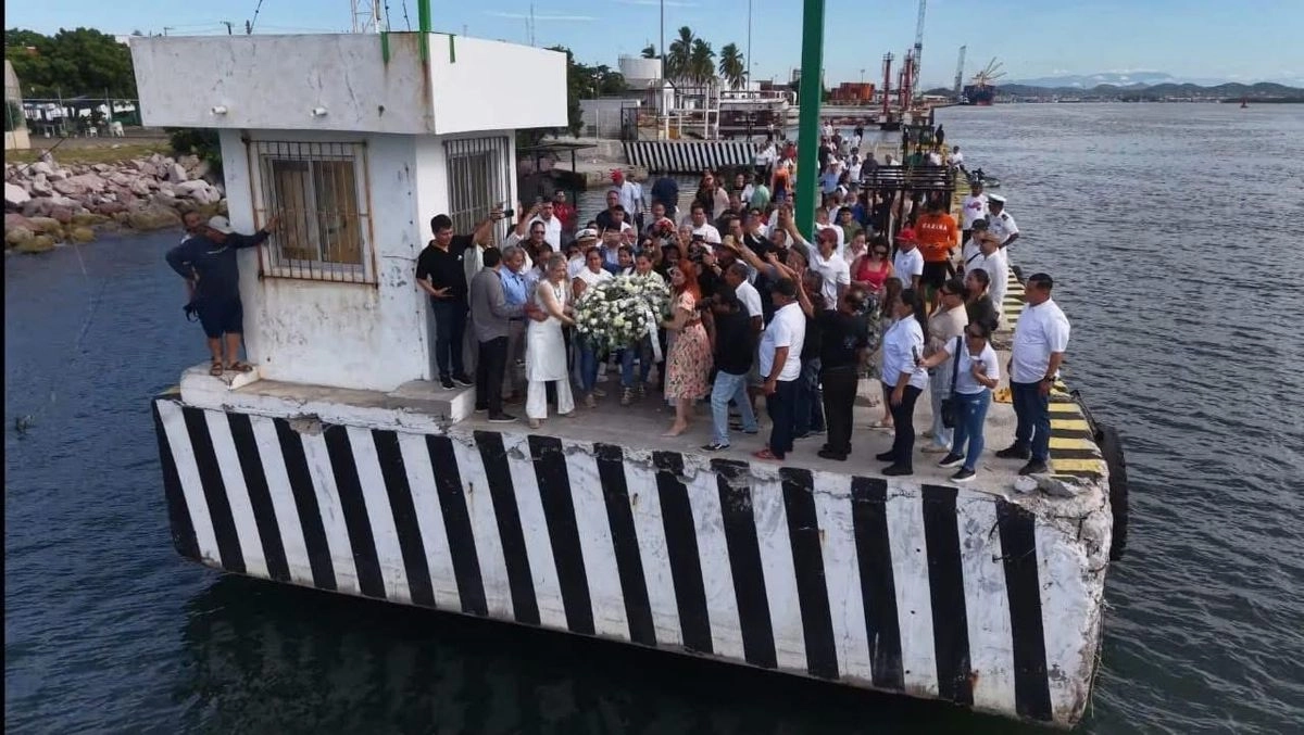 La alcaldesa, Estrella Palacios, acudió al acto realizado en la explanada, acompaña a los familiares al pase de lista de los nombres de los 33 pescadores fallecidos además de depositar ofrendas en la Virgen de la Puntilla y arrojar un corona al mar.