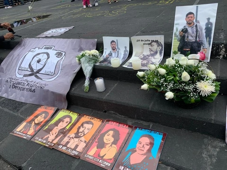 Familiares y colegas del fotoperiodista Rubén Espinosa colocaron una ofrenda en su memoria en Veracruz. Foto 'La Jornada'