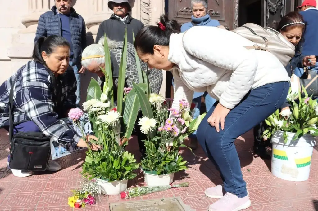 Amigos y familiares d Marisela Escobedo recordaron que hace 13 años la activista fue asesinada en la puerta de Palacio de Gobierno de Chihuahua. Foto La Jornada  