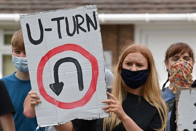 Al ver su acceso a la universidad cuestionado o frustrado, los estudiantes protestaron durante el fin de semana contra el algoritmo con el que fueron calificados. Foto Afp