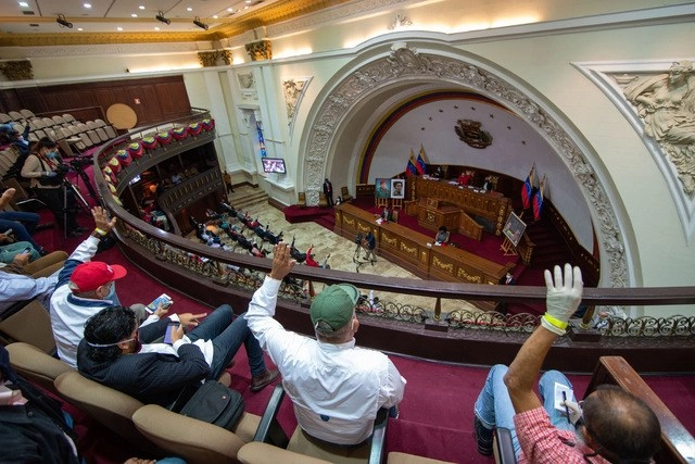 Integrantes de la Asamblea Nacional Constituyente venezolana votan durante una sesión especial en el Palacio Federal Legislativo, en Caracas. Foto Xinhua