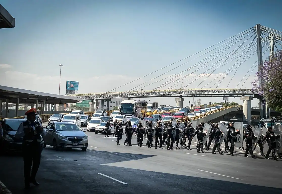 Taxistas del Sitio 300 bloquearo el acceso a la Terminal 1 del AICM; elementos de la SSC llegaron al lugar. Foto: Cuartoscuro 