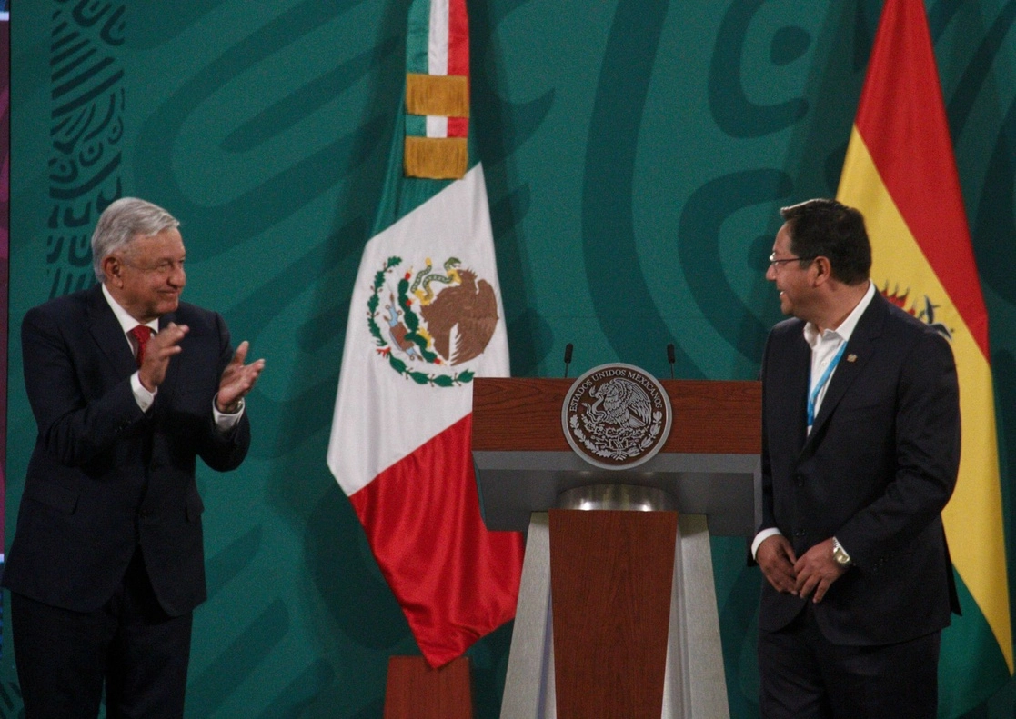 El presidente de México, Andrés Manuel López Obrador, y su homólogo de Bolivia, Luis Alberto Arce, durante la conferencia matutina presidencial, en Palacio Nacional, en la Ciudad de México, el 24 de marzo de 2021. Foto Cuartoscuro