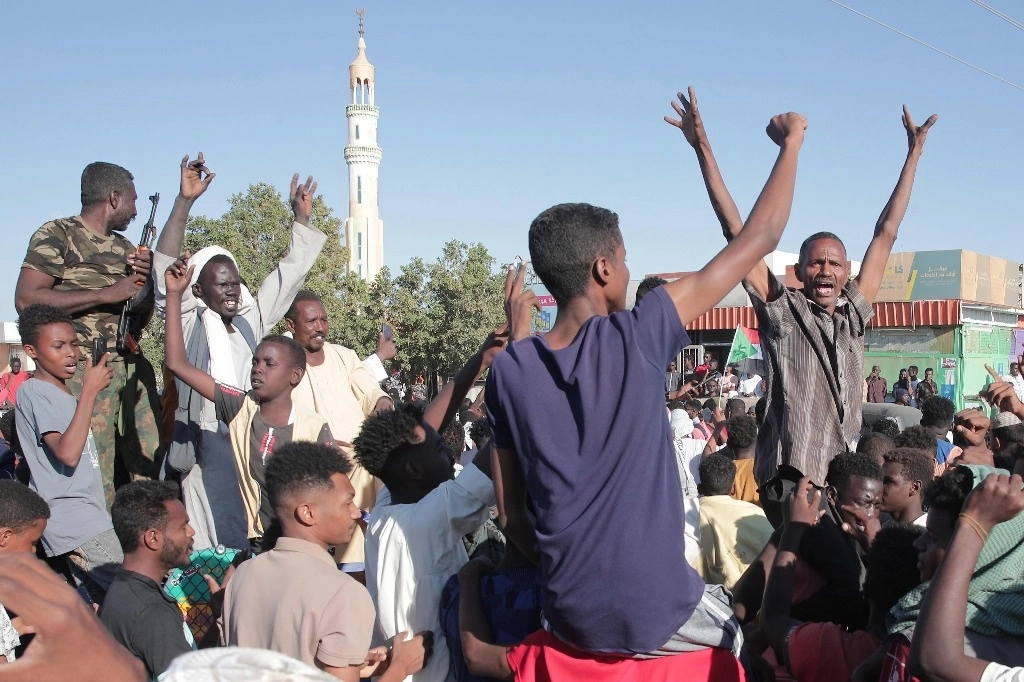 La gente celebra tras los informes de que el ejército de Sudán había entrado en la ciudad central de Wad Madani y había expulsado a sus rivales paramilitares, las Fuerzas de Apoyo Rápido (RSF), en Merowe, Sudán, el 11 de enero de 2025. Foto Ap
