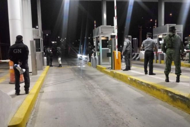 Elementos de la Guardia Nacional instalaron, a las 3:00 horas del jueves, una veintena de unidades en las instalaciones de la caseta. Foto Ana Lilia Ramírez / La Jornada BC