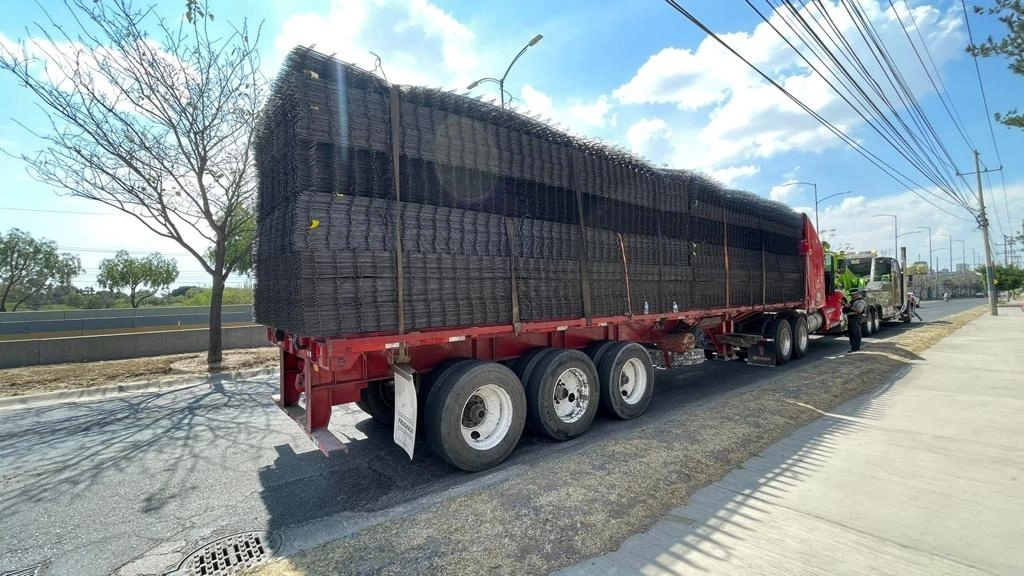 El vehículo estaba abandonado y se recuperaron las 43 toneladas de malla de acero que transportaba. Foto cortesía GN