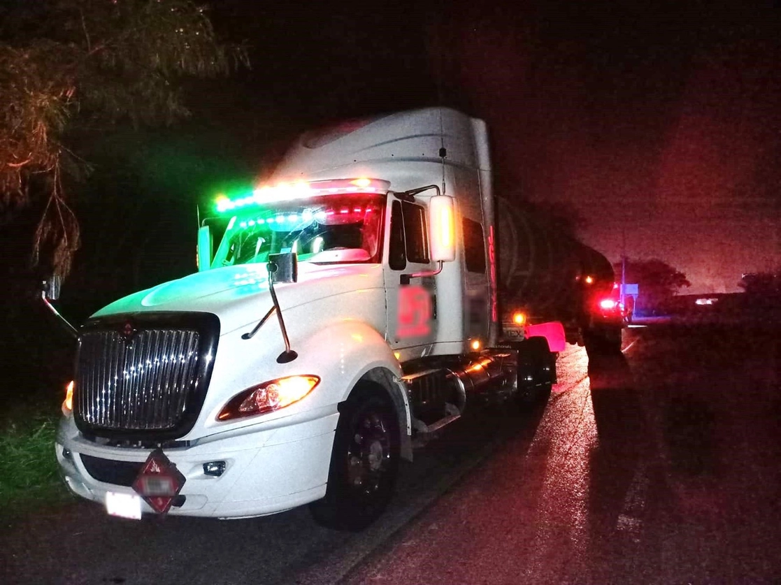 La Guardia Nacional recuperó un tráiler que transportaba cerca de 50 mil litros de combustible, el cual había sido robado. Foto cortesía GN
