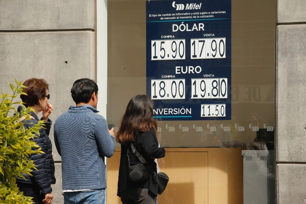 Cotización del dólar en una sucursal bancaria de la Ciudad de México el 27 de noviembre de 2023. Foto María Luisa Severiano
