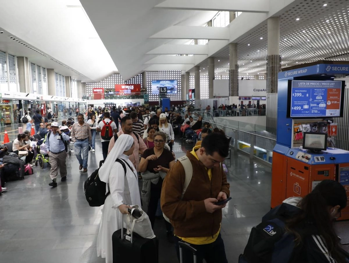 Cientos de pasajeros perdieron sus vuelos en el AIMC el pasado domingo luego de la tormenta que se registró en la CDMX. Foto 