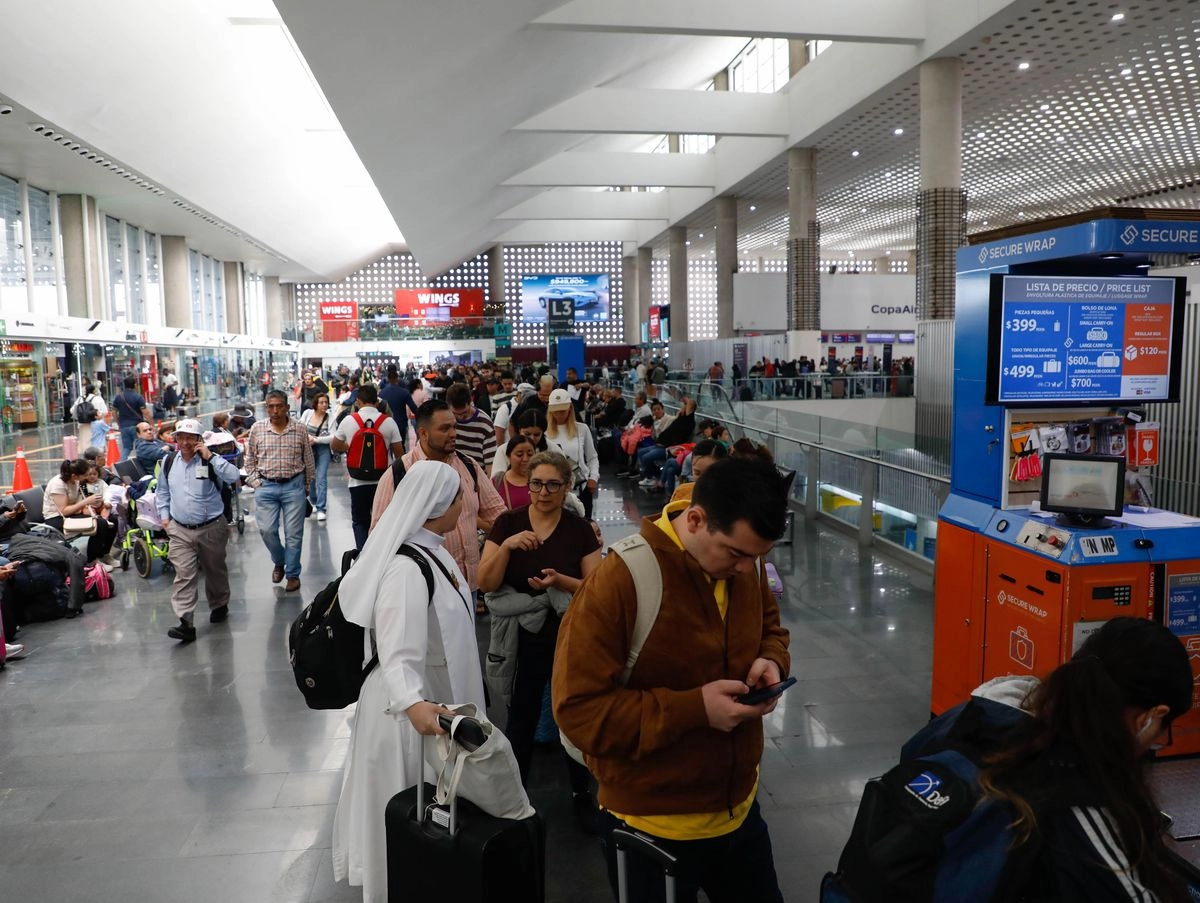 Cientos de personas se vieron afectadas por la suspensión de vuelos en el AICM. Foto