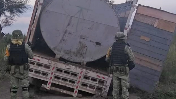 En Hidalgo, elementos de la Sedena aseguraron un camión cisterna en el que ya se habían cargado 18 mil 700 litros de combustible proveniente de un ducto de Pemex. Foto cortesía Sedena