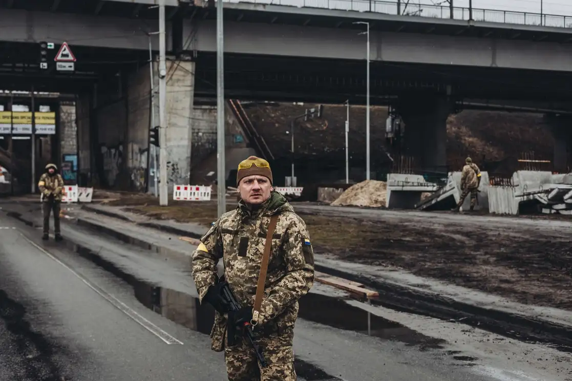 Miliciano ucranio controla una carretera, en Kiev. Foto Europa Press / archivo