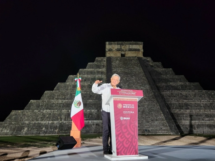 El presidente Andrés Manuel López Obrador encabezó una ceremonia en la zona arqueológica de Chichén Itzá. Foto Presidencia 