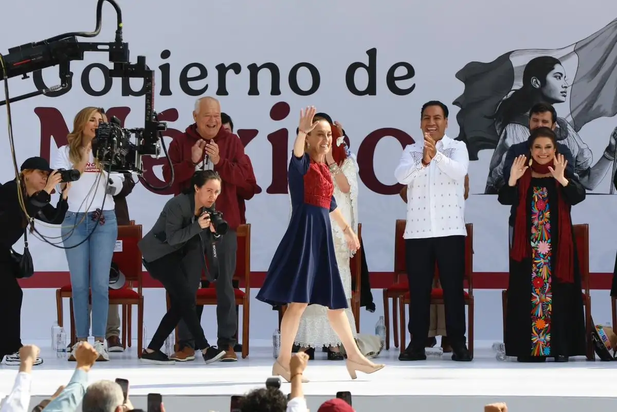 La presidenta Claudia Sheinbaum destacó la recuperación como empresas de la nación de Pemex y CFE. Sostuvo que el próximo año inicia la construcción de cinco nuevas plantas de ciclo combinado, así como varias fuentes renovables de energía. Foto 