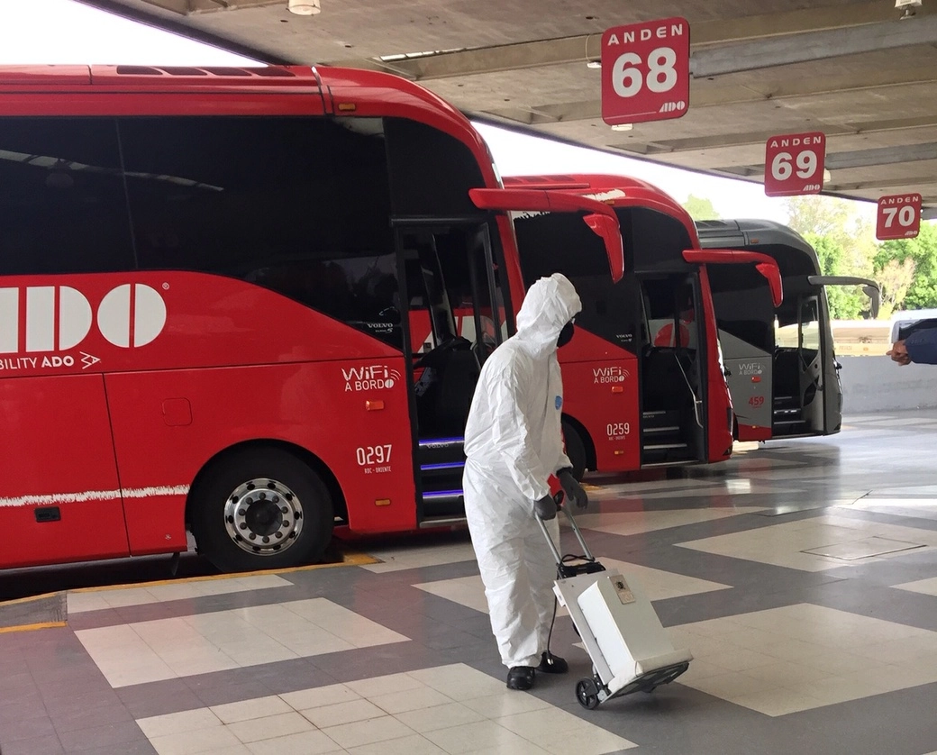 Limpieza en una central de autobuses en la CDMX. Foto Guillermo Sologuren/ archivo