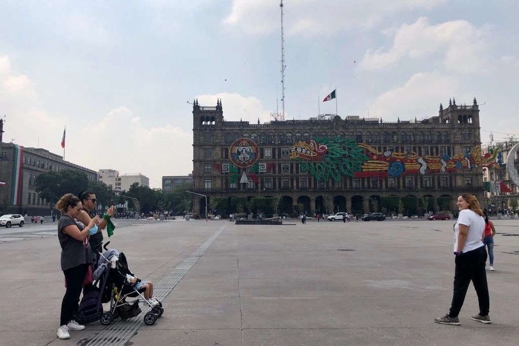 Turistas se toman fotos en el Zócalo, en el Centro Histórico de la Ciudad de México, el 29 de septiembre de 2021. Foto Luis Castillo