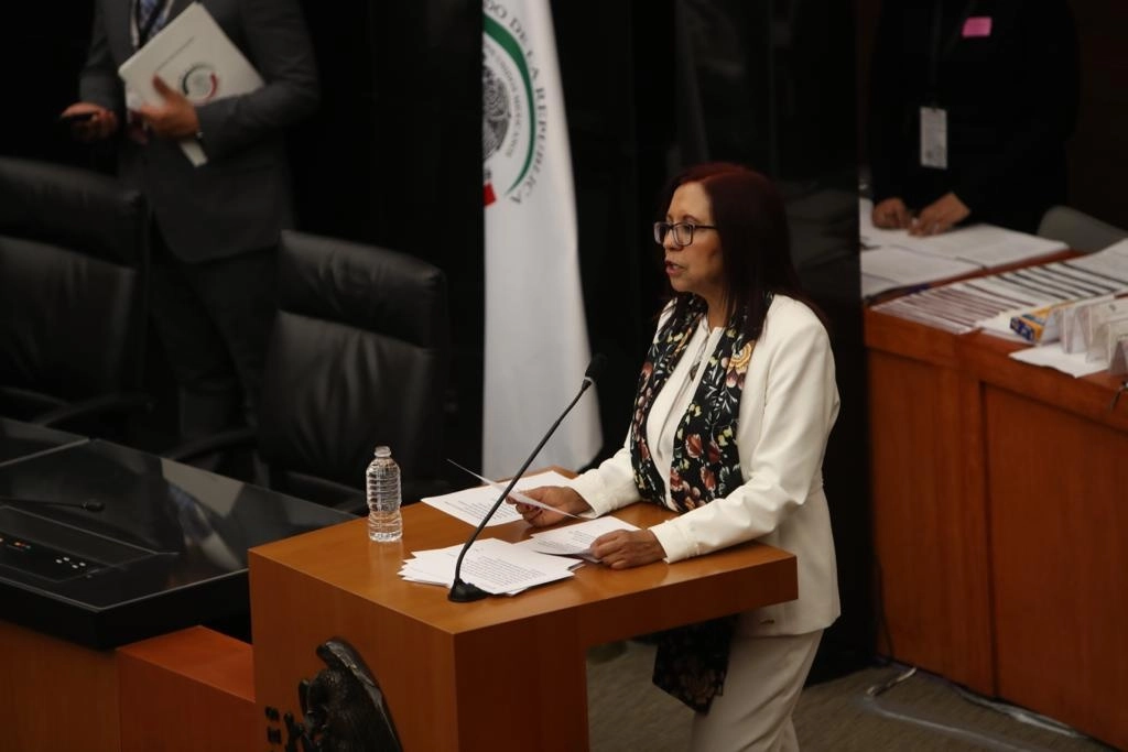 La titular de la Secretaría de Educación Pública, Leticia Ramírez, comparece ante la Cámara de Senadores, en la Ciudad de México, el 17  de noviembre de 2022. Foto Yazmín Ortega Cortés