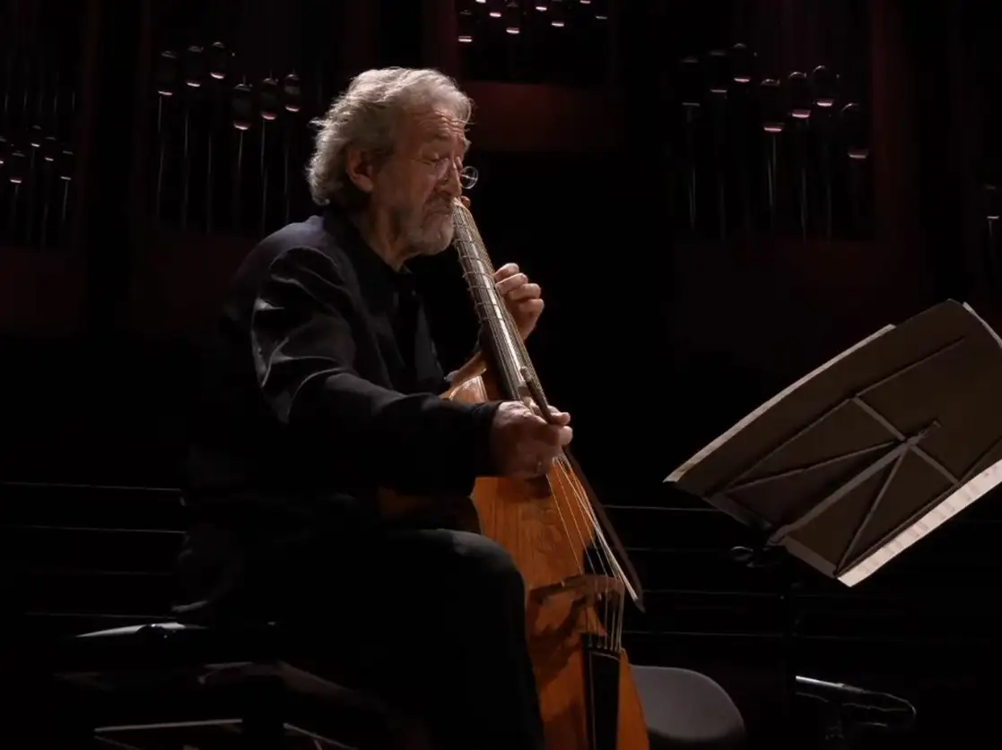 Después de un confinamiento obligado por su positivo a Covid-19, que le obligó a suspender varias actuaciones, el músico e investigador catalán, Jordi Savall, realizó una pequeña gira por ciudades españolas con el mismo programa, el 3 de febrero de 2021. Imagen tomada de la transmisión a través del canal de Youtube de Philharmonie