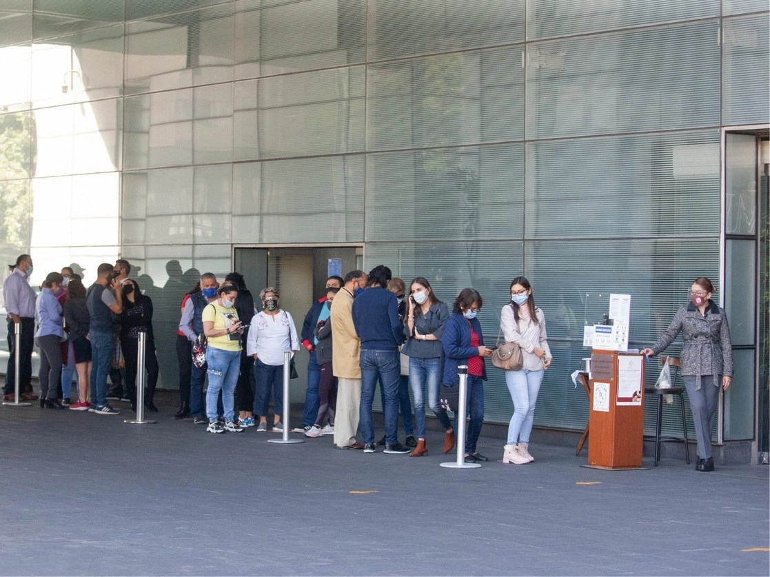 A la fecha se encuentran en funcionamiento 580 hoteles, que representan el 92 por ciento de la planta hotelera total de la ciudad. En la imagen, un grupo de personas espera para poder acceder a un hotel ubicado sobre la avenida Juárez, en el Centro Histórico de la Ciudad de México. Foto Pablo Ramos