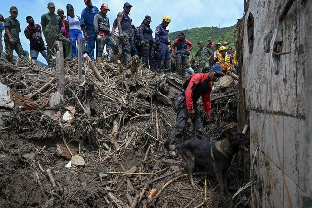 Continúan labores de rescate de sobrevivientes. Foto Afp