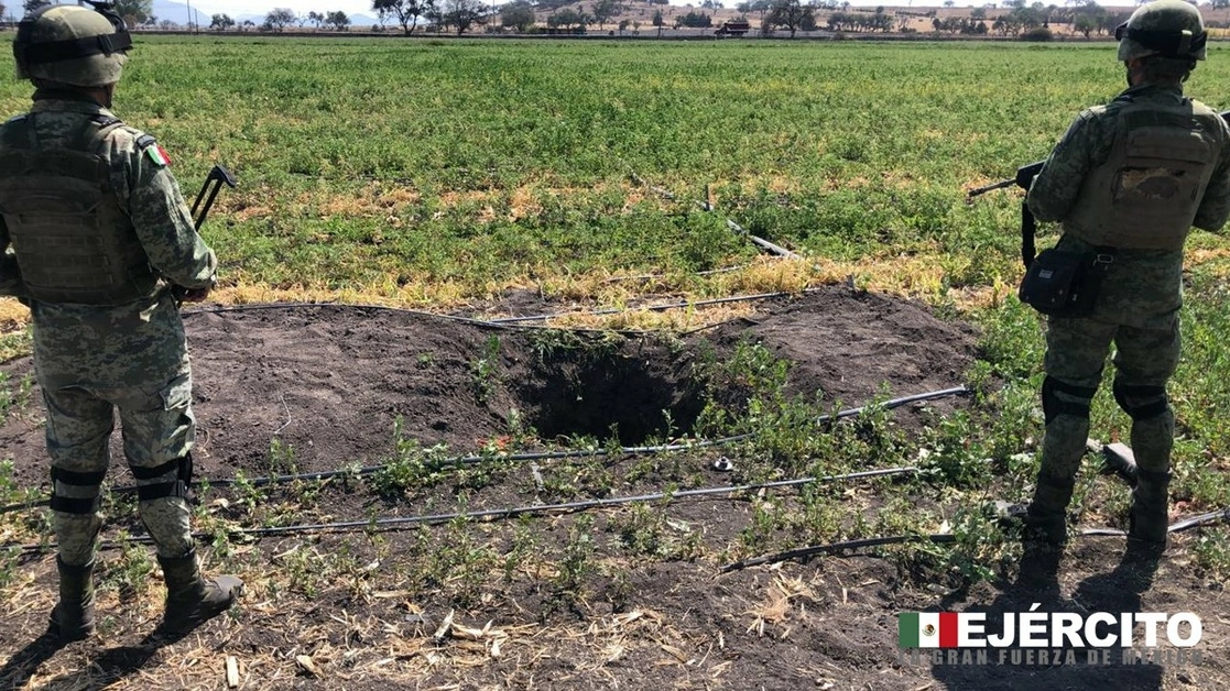 La Secretaría de la Defensa Nacional reportó que, en acciones contra el robo de combustible realizadas en los estados de Hidalgo y Tabasco, se recuperaron 710 mil litros de hidrocarburo que habían sido sustraídos ilegalmente de ductos de Pemex. Foto Twitter @SEDENAmx