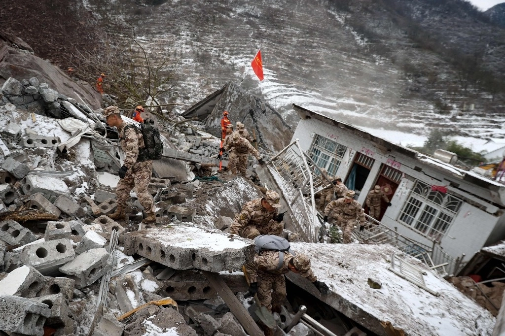 Rescatistas en la montañosa provincia de Yunnan, en el suroeste de China, recuperaron nueve cuerpos después de que un alud de tierra sepultara a 47 personas en un poblado remoto, el 22 de enero de 2024. Foto Afp 