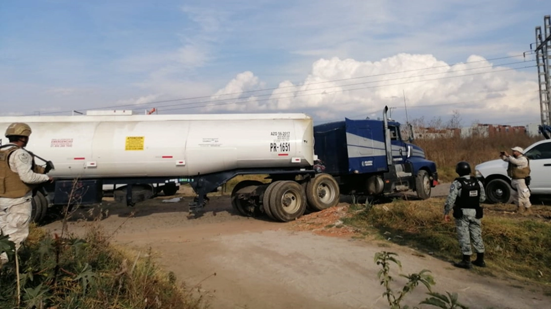 En García, Nuevo León, se detuvo al conductor de un tráiler con tanque cisterna que transportaba 44 mil litros de combustible. Foto cortesía de Sedena