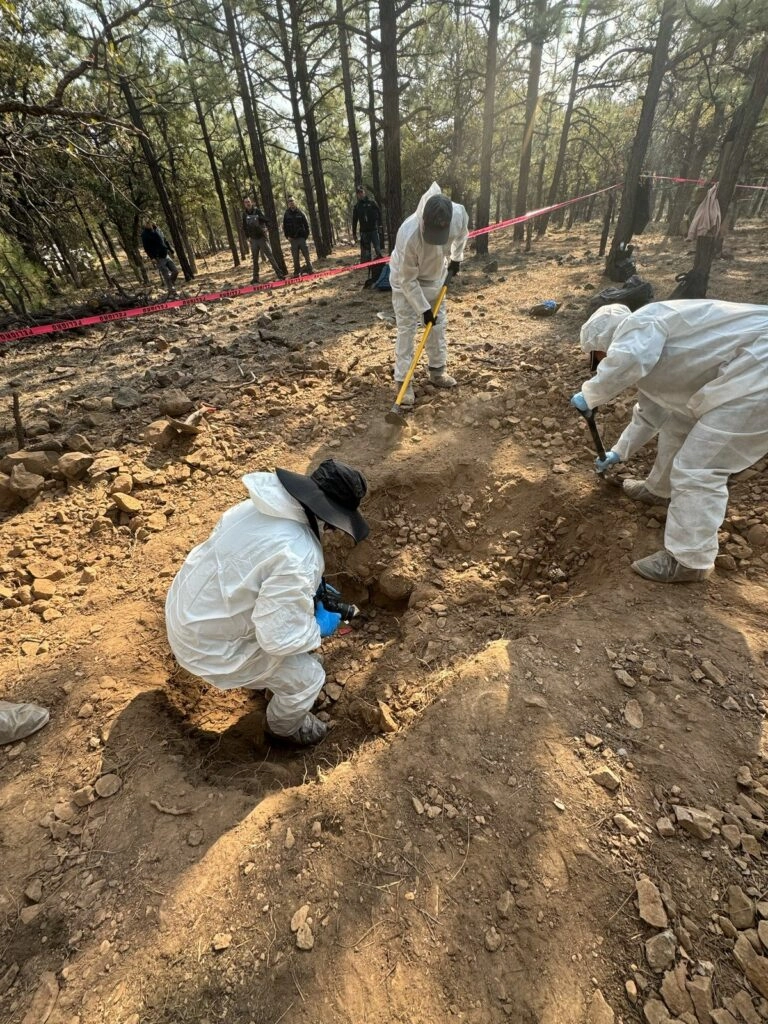 Personal forense labora en el área conocida como La Mesa de Avena. Foto