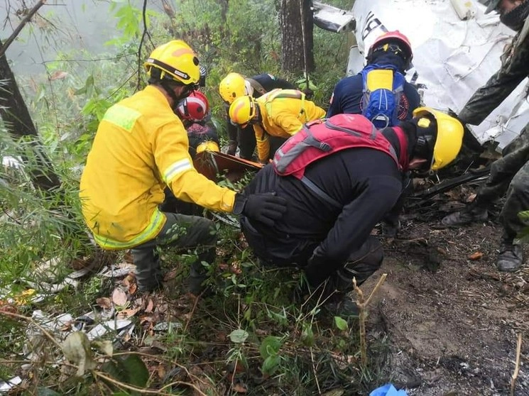 Los cuerpos fueron rescatados de una zona conocida como caminos a Las Guacas,  en el fondo de un barranco. Foto PC Puerto Vallarta