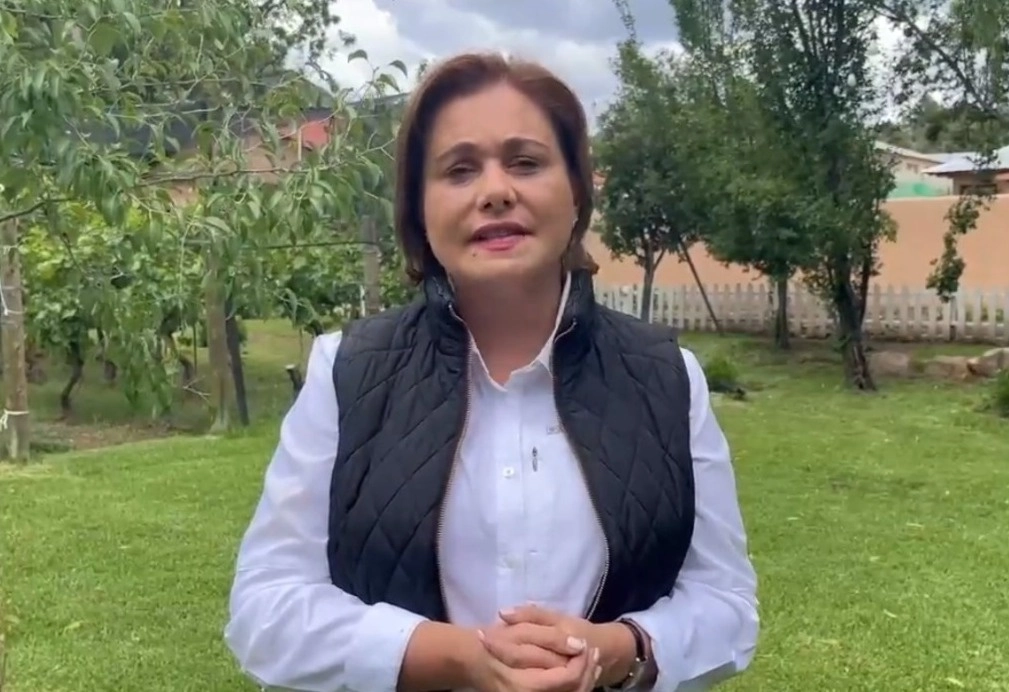 La gobernadora María Eugenia Campos durante el mensaje en el que dio a conocer que fueron recuperados los cuerpos de los jesuitas asesinados en la comunidad de Cerocahui, municipio de Urique, en la Sierra Tarahumara. Captura de pantalla