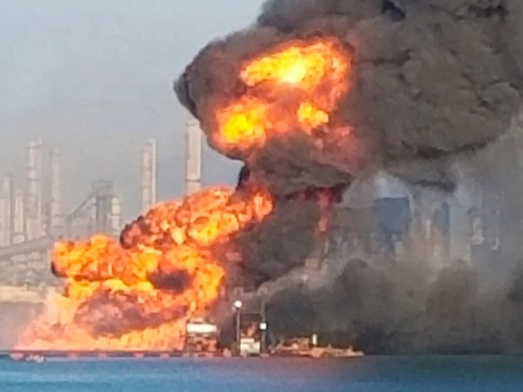 La explosión del buque Waymon L Boyd ocurrió la mañana del viernes cuando impactó un gasoducto sumergido. Foto Ap