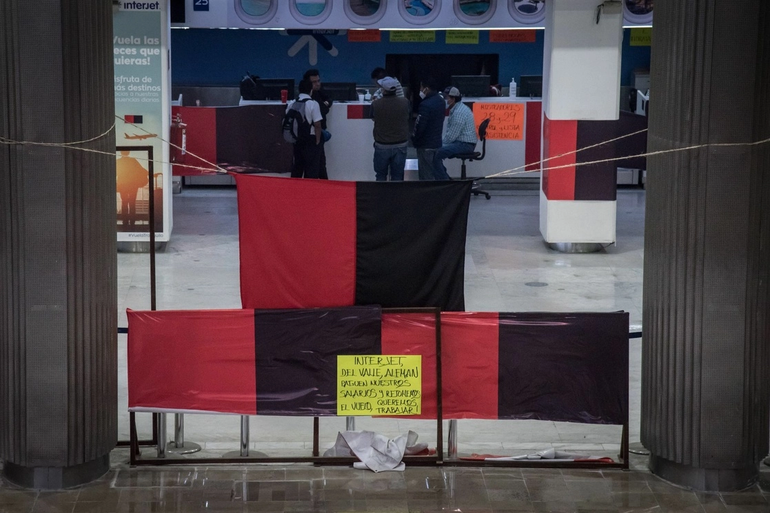 Mostrador de Interjet ocupado por huelguistas en el AICM. Foto Cuartoscuro / Archivo