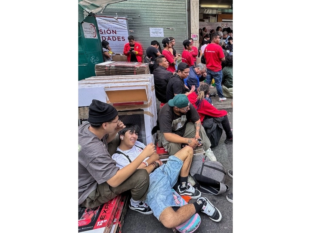 Locatarios de Izazaga 89, en la CDMX, llegaron a un acuerdo con autoridades para llevarse sus productos de los mil 600 locales de la plaza, aunque tuvieron que hacer fila para ingresar y sólo se dedicaron a empacar con el fin de retirar hoy sus existencias. Foto Marco Peláez 