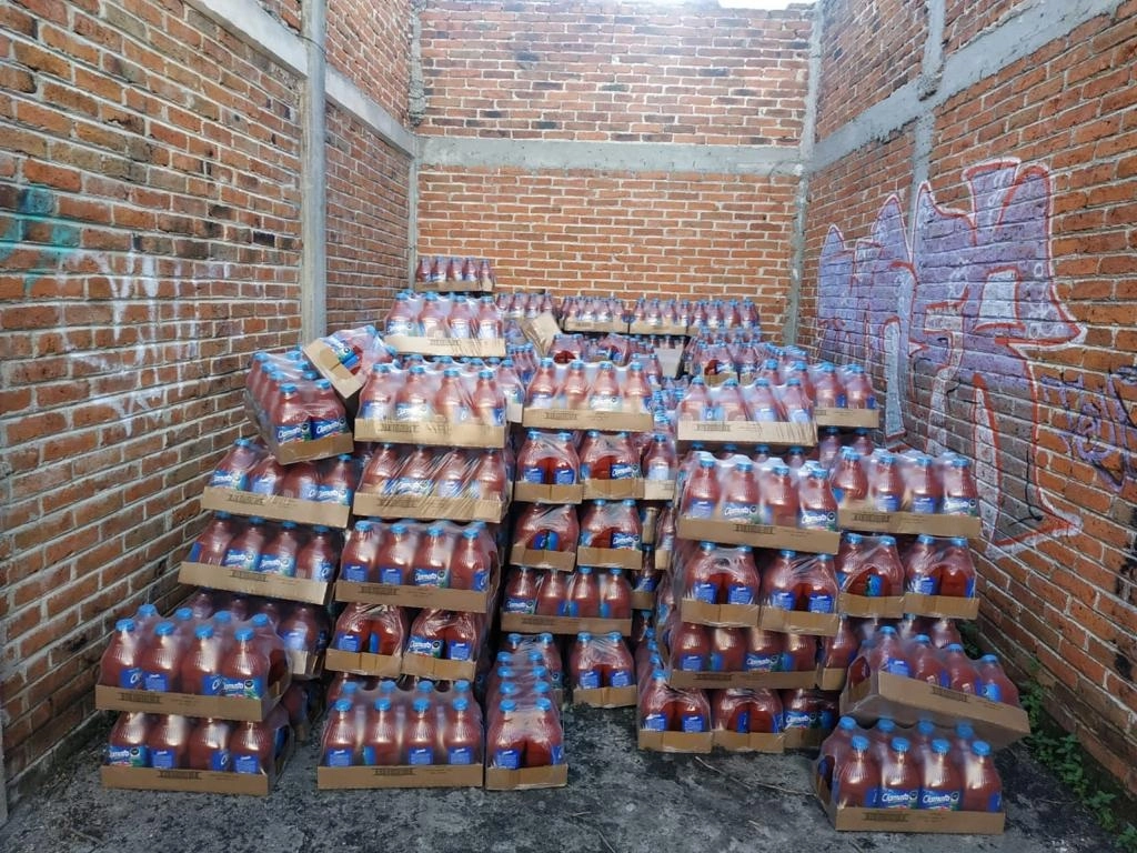 Aspectos de unas de las bebidas robadas y localizadas en la vivienda. Foto La Jornada