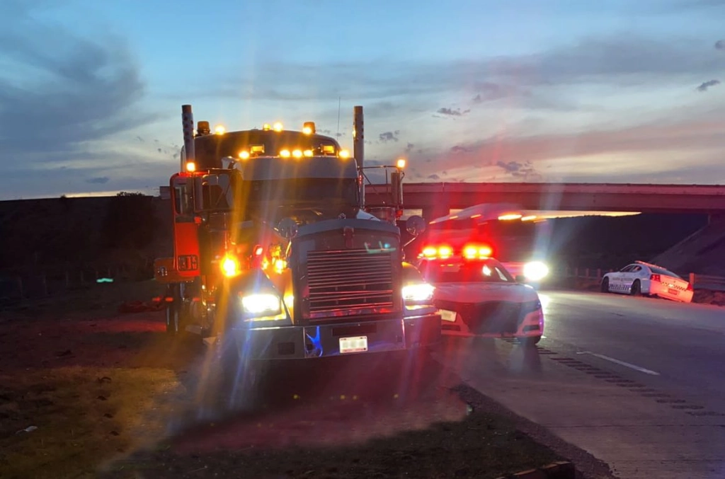 El vehículo fue reportado como robado en el Estado de México, por lo cual se desplegó un operativo de búsqueda, que permitió ubicar al tráiler con doble semirremolque en el kilómetro 127+000 del Arco Norte. Foto cortesía de la GN
