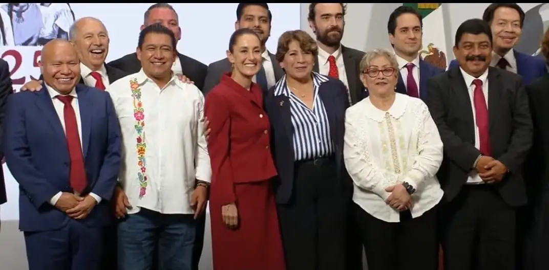 El alcalde de Tlalnepantla, la gobernadora mexiquense y la Presidenta junto a líderes de Morena. Foto