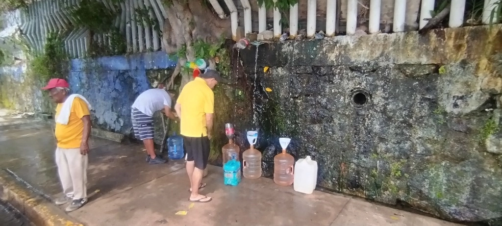 Pobladores de Acapulco se surten de agua de vertederos ante altos cobros de piperos. Foto Héctor Briseño