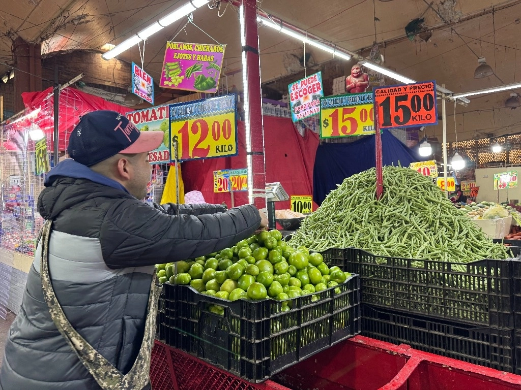 El mercado de la Merced es uno de los que tienen mejores precios, según clientes, por lo que muchos acuden para hacer frente a la escalada de aumentos en productos básicos. Líderes de comerciantes establecidos indican que tiendas de abarrotes serán las más afectadas. Foto Yazmín Ortega Cortés 