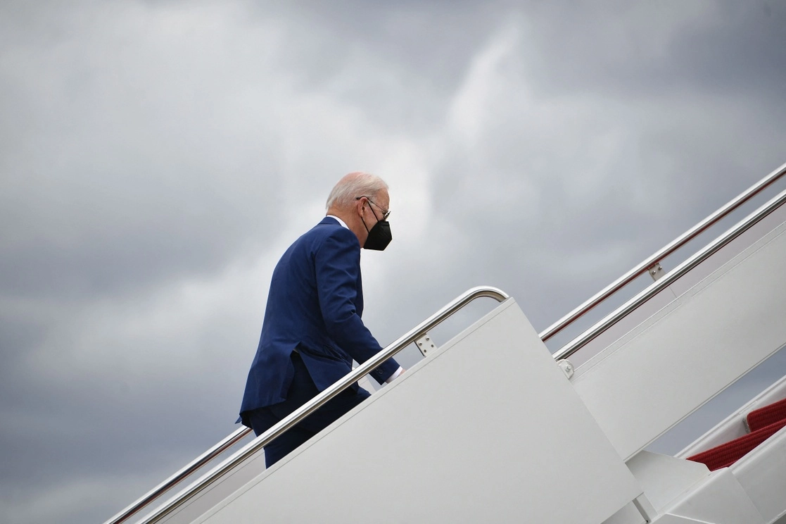 El presidente de Estados Unidos, Joe Biden, aborda el Air Force One antes de partir de la Base de la Fuerza Aérea Andrews en Maryland, el 12 de abril de 2022. Foto Afp