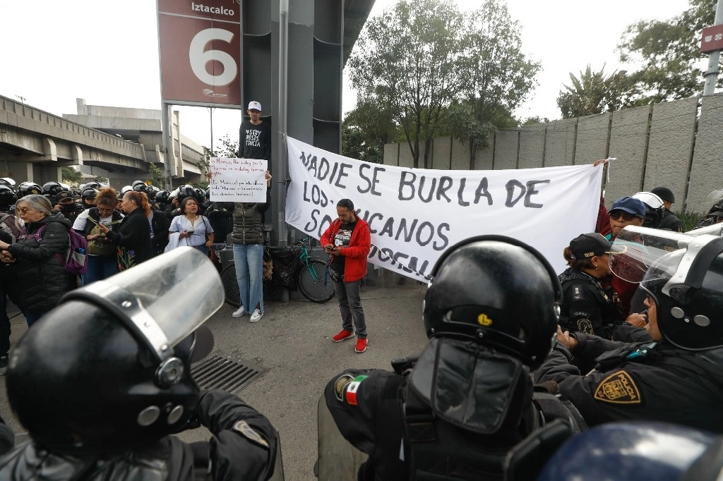 Trabajadores del Poder Judicial se manifiestan frente a la puerta 6 del Autódromo Hermanos Rodríguez, mientras elementos de la policía capitalina refuerzan la seguridad en la zona, donde se llevará a cabo el evento deportivo GP México, en la Ciudad de México, el 27 de octubre de 2024. Foto Víctor Camacho